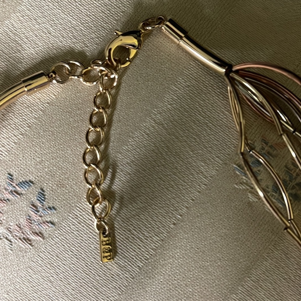 B&P Gold tone 10 strand wavy necklace with lobster claw clasp and extender NWOT - Picture 4 of 7